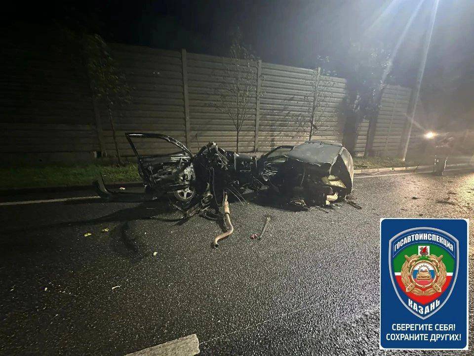 Автомобиль разорвало на части после столкновения со столбом в Казани