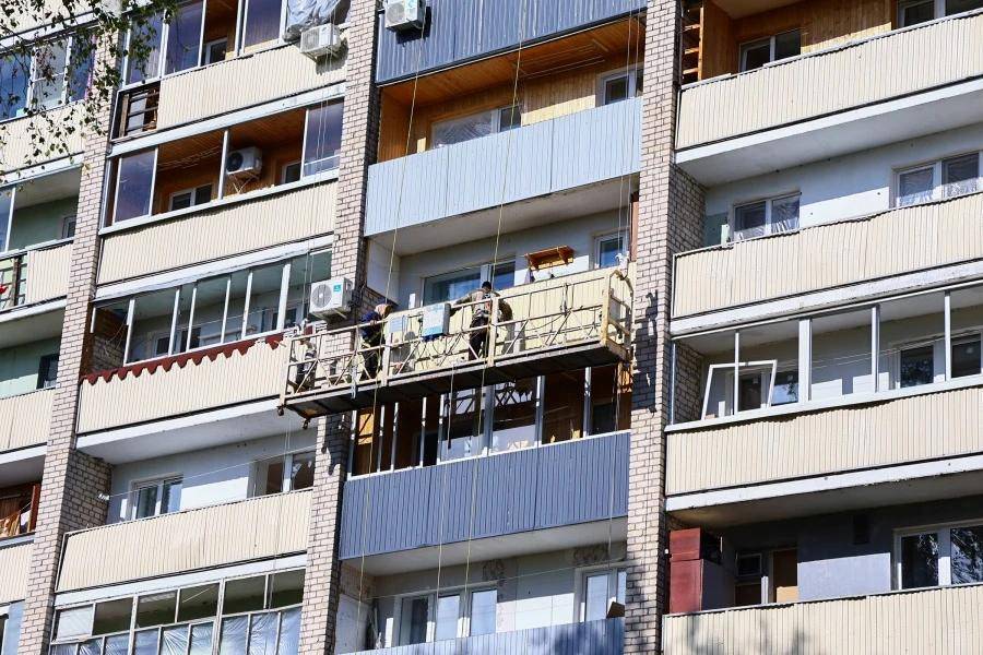 Мэр Нижнекамска оценил ход ремонта в доме, поврежденном упавшим БПЛА