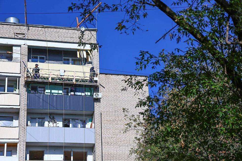 Мэр Нижнекамска оценил ход ремонта в доме, поврежденном упавшим БПЛА