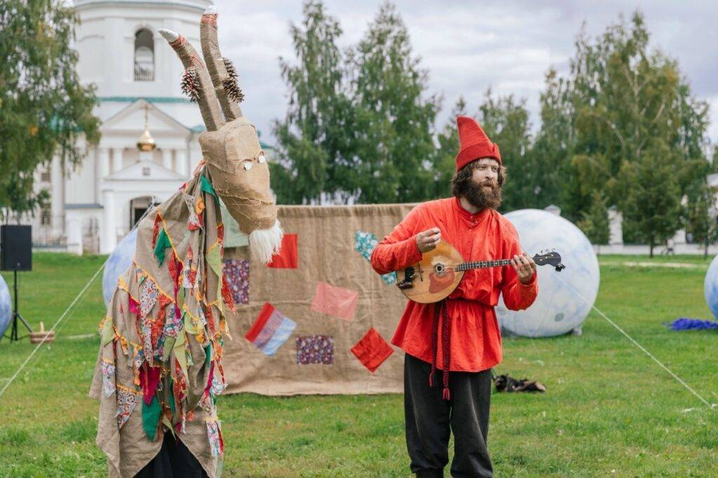 Бродяги, сказки, скоморохи: театральный сезон в Свияжске набирает обороты