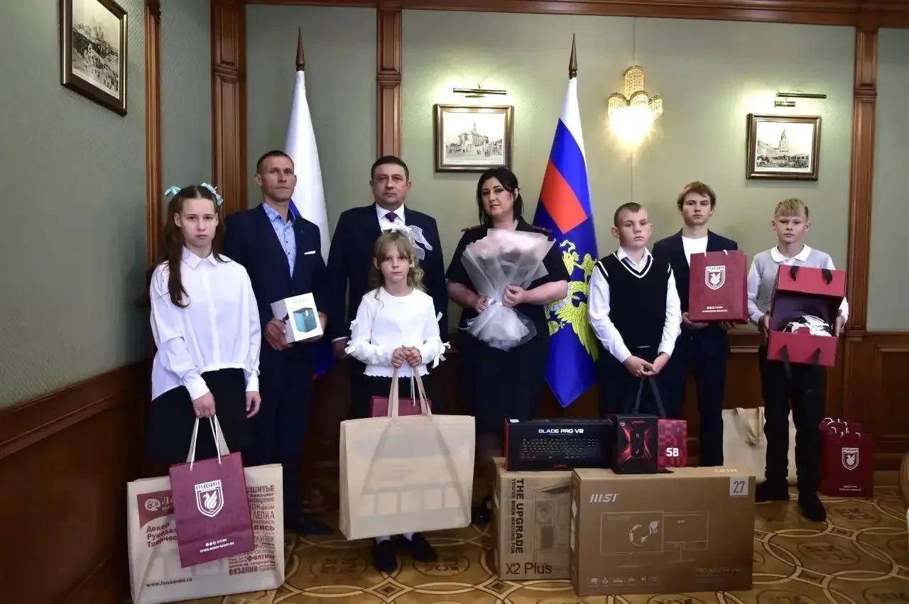 Глава МВД по РТ встретился с семьей многодетной сотрудницы полиции и вручил подарки детям