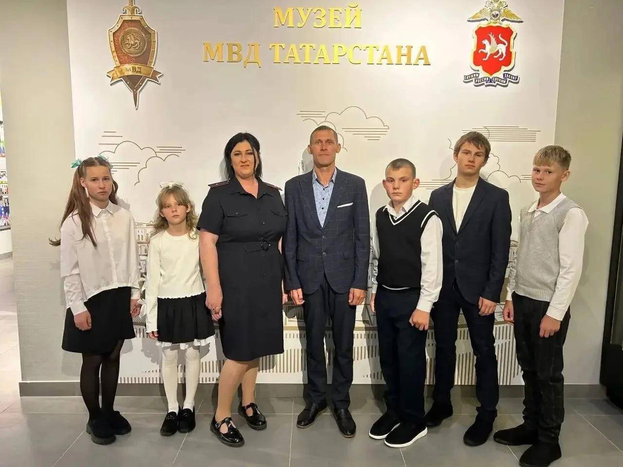 Глава МВД по РТ встретился с семьей многодетной сотрудницы полиции и вручил подарки детям