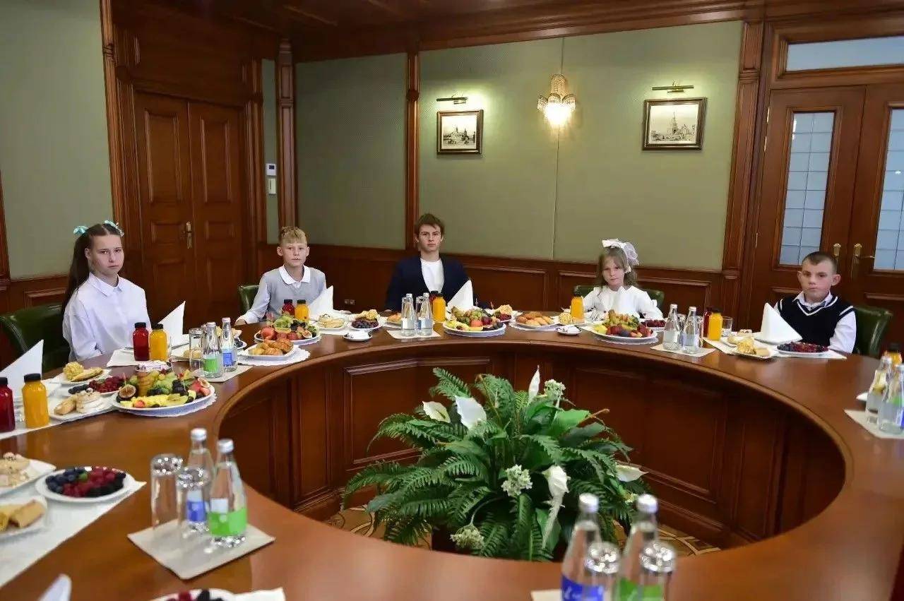 Глава МВД по РТ встретился с семьей многодетной сотрудницы полиции и вручил подарки детям