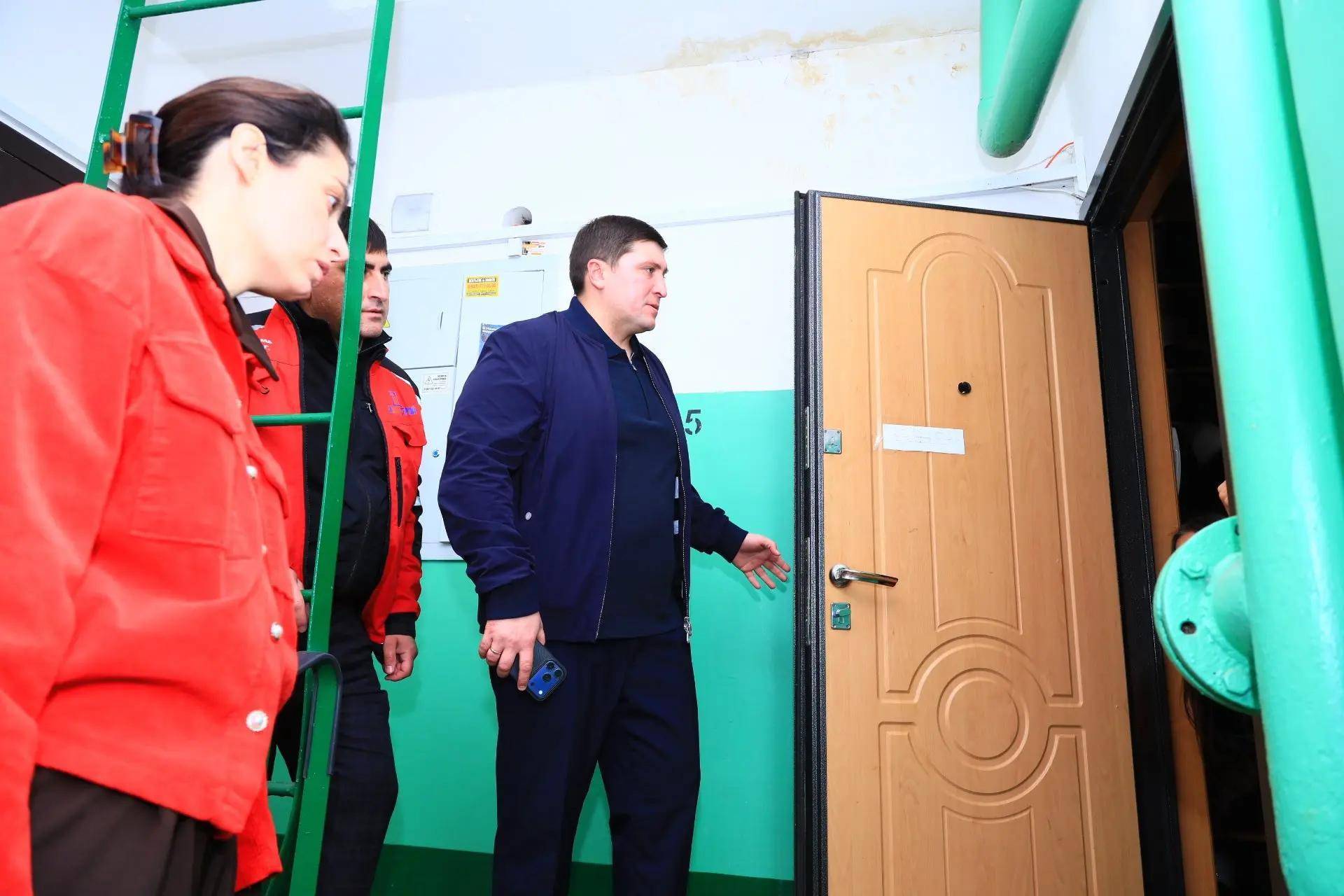 Мэр Нижнекамска встретился с жителями пострадавшего от атаки БПЛА дома