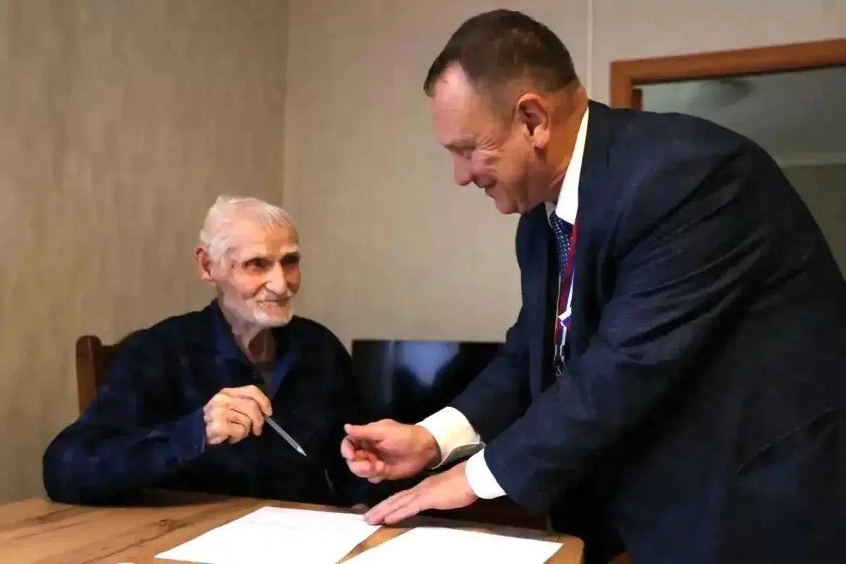 В Альметьевске 101-летний ветеран проголосовал на дому на выборах депутатов Госдумы