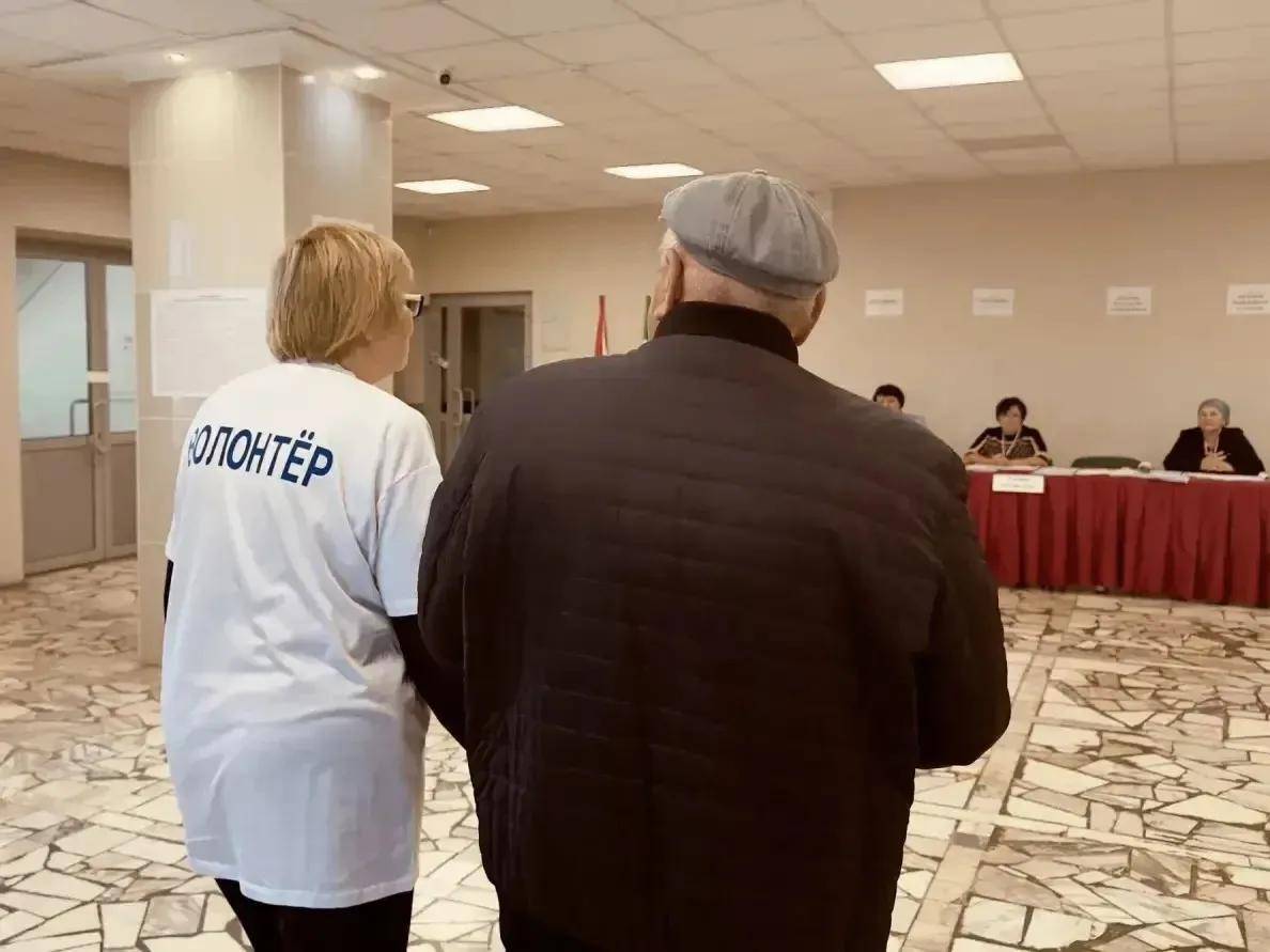 Более 600 волонтеров помогают избирателям на участках в Татарстане