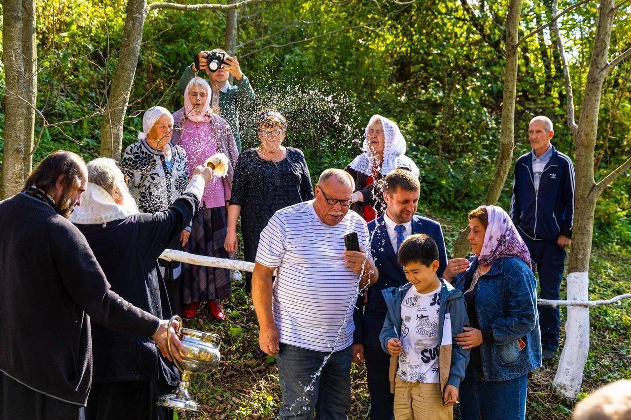 Митрополит Кирилл освятил родник в поселке Нижнекамского района