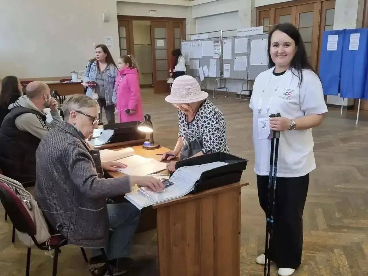 Более 600 волонтеров помогают избирателям на участках в Татарстане