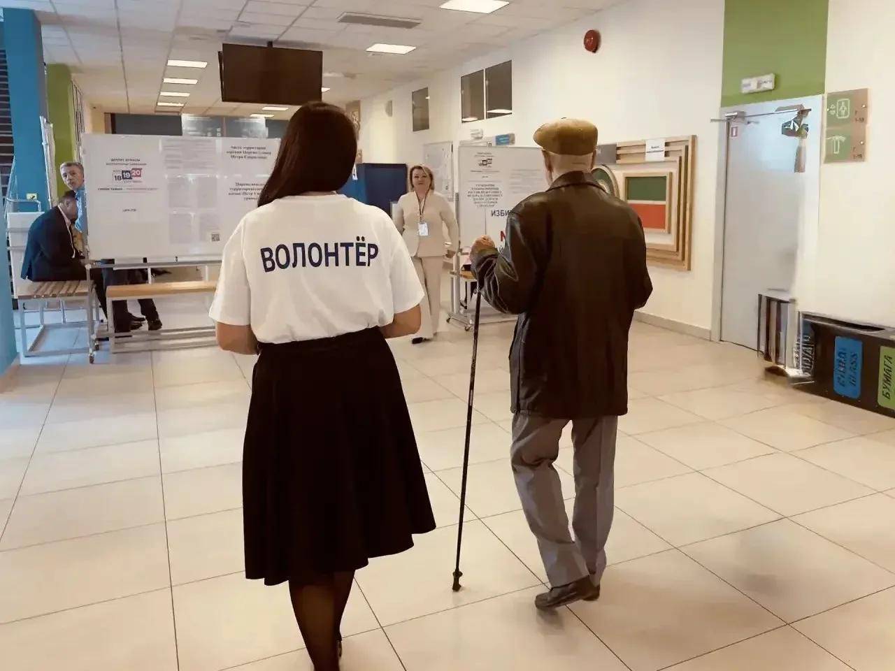 Более 600 волонтеров помогают избирателям на участках в Татарстане