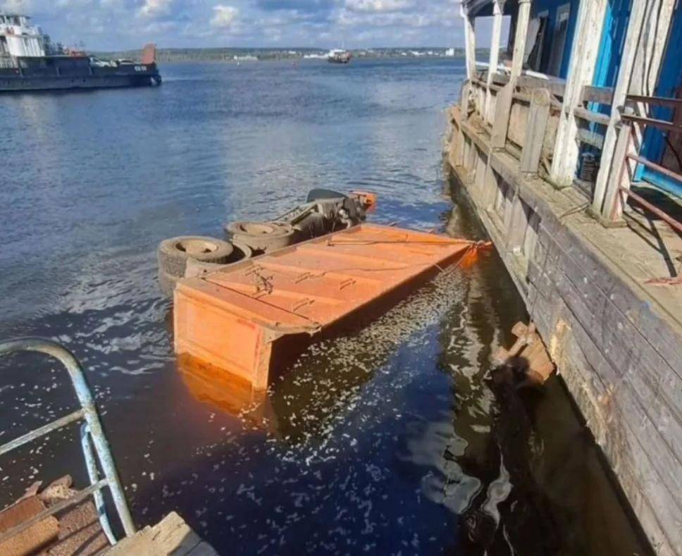 Груженный песком КАМАЗ упал в воду около паромной переправы в Татарстане – водитель погиб