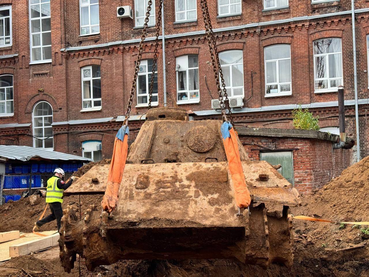 В центре Казани извлекли из земли найденный немецкий танк «Пантера» – фото