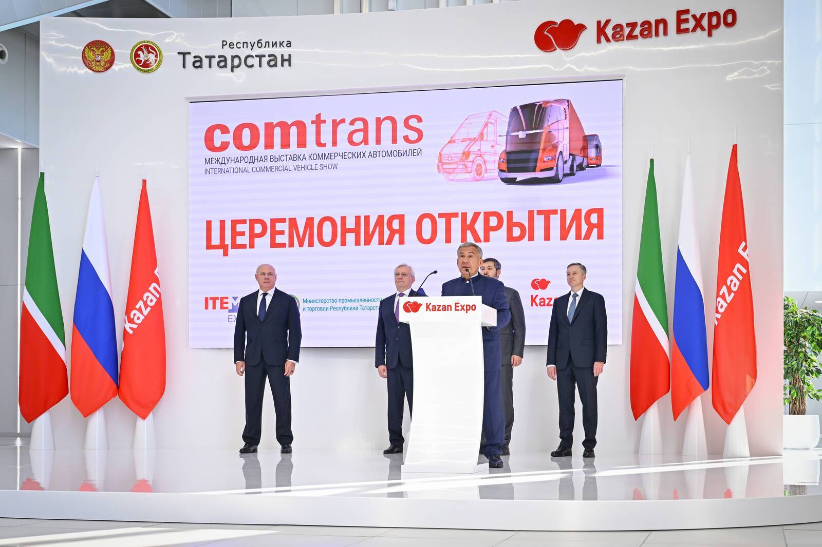 Минниханов открыл в Казани Международную выставку коммерческого транспорта