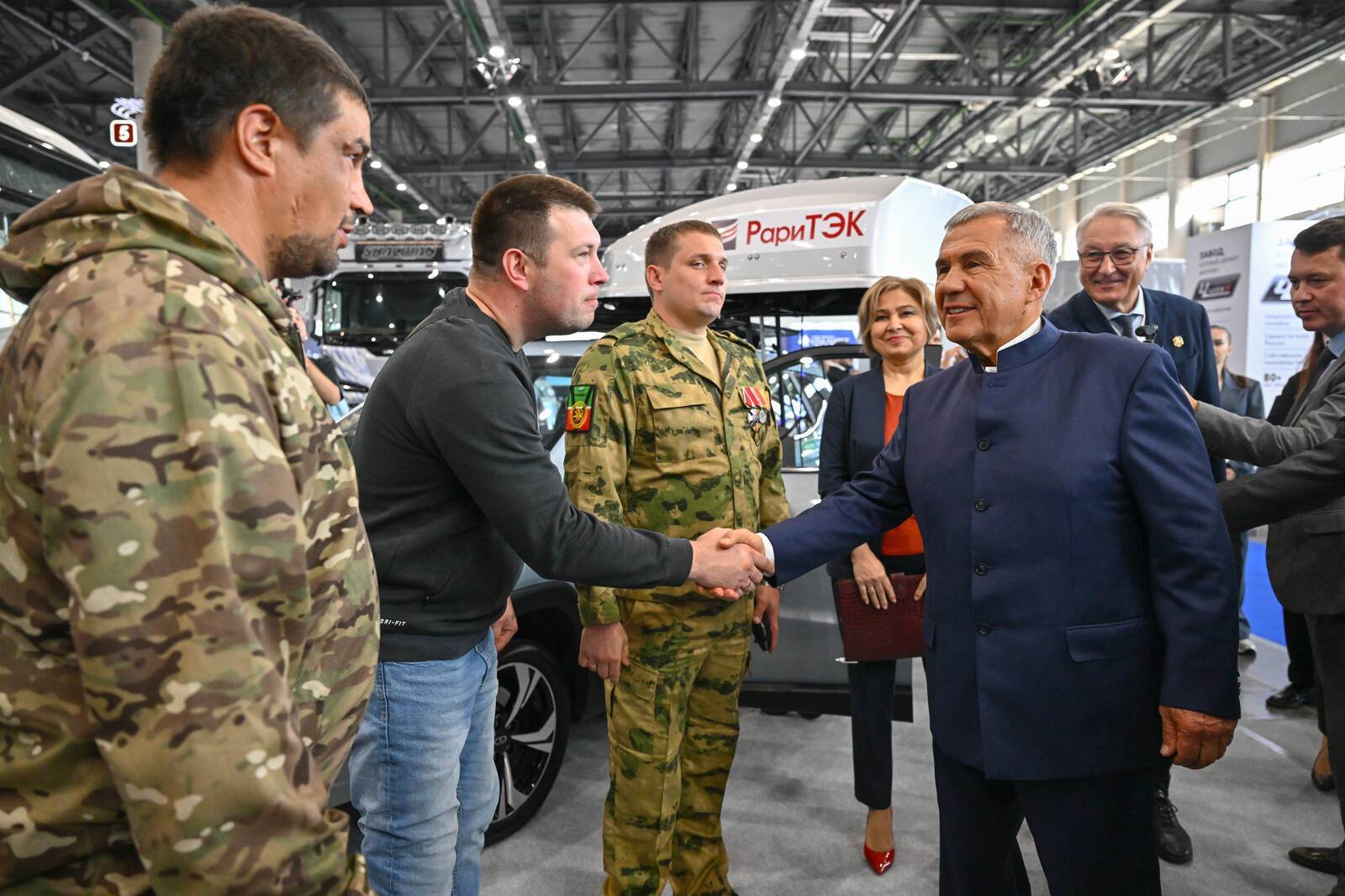 Минниханов открыл в Казани Международную выставку коммерческого транспорта