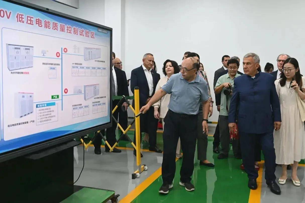 Минниханов осмотрел разработки Института систем управления и инженерии в Китае
