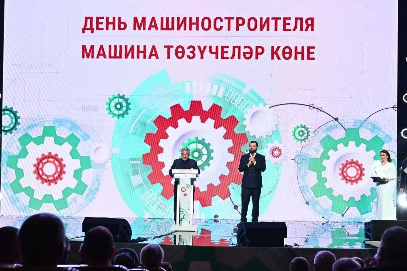 Минниханов поздравил с праздником машиностроителей в Челнах