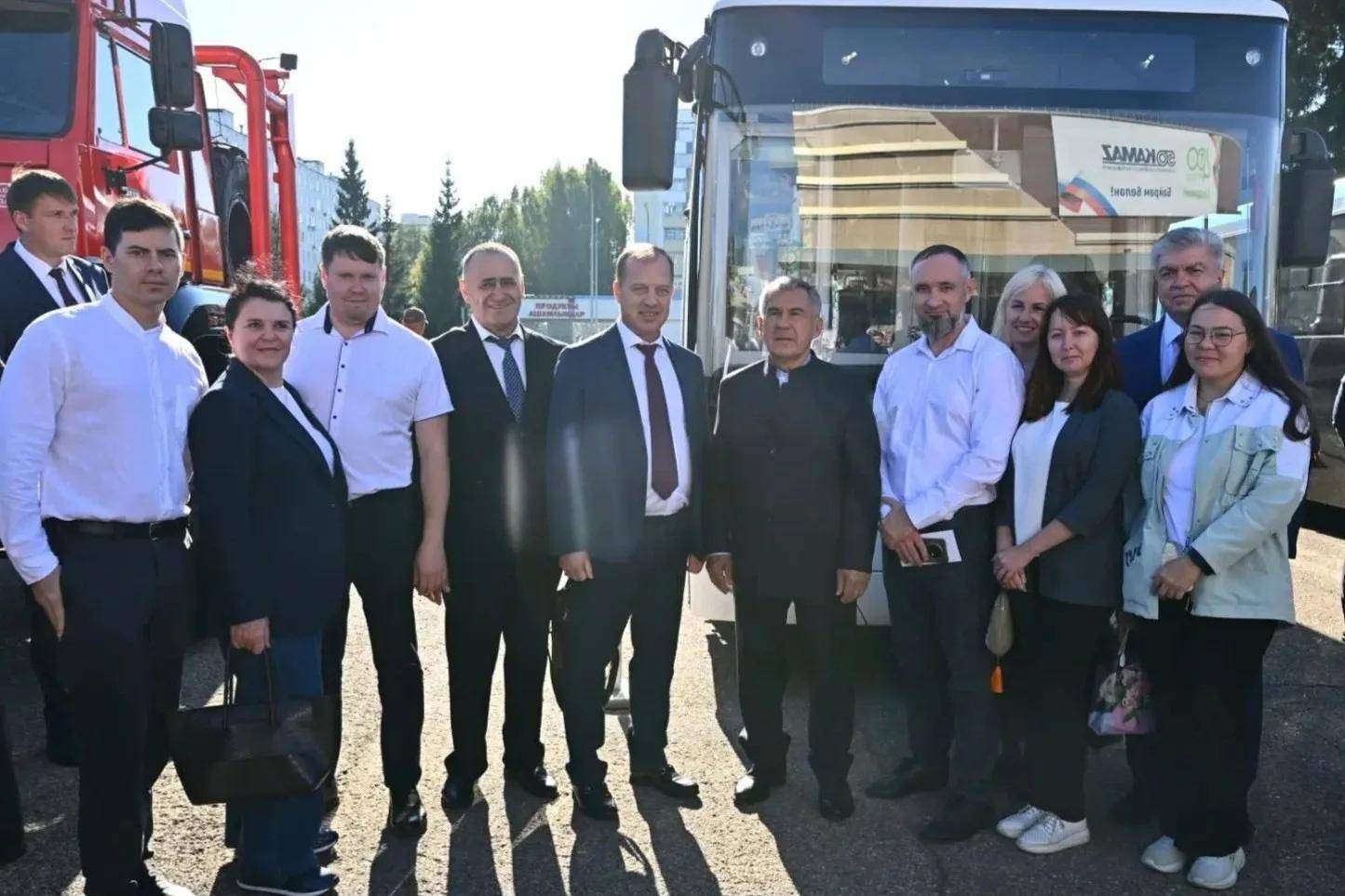 Минниханов поздравил с праздником машиностроителей в Челнах
