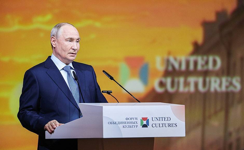 Путин: Россия развивалась как пространство взаимодействия народов, языков, обычаев