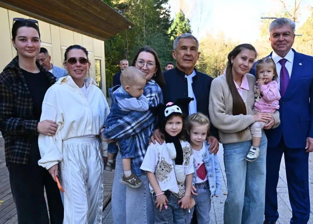 Минниханов поздравил с праздником машиностроителей в Челнах
