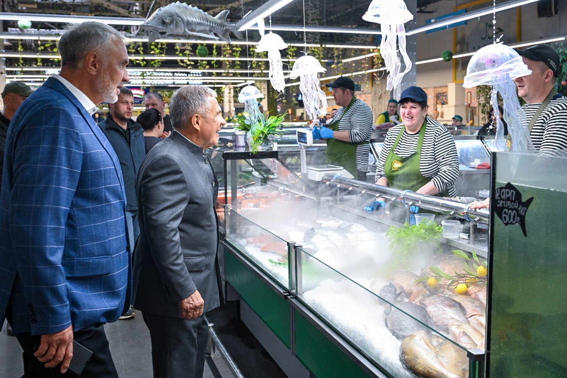 Минниханов в Казани посетил ярмарку с продукцией от студентов и школьников «Город мастеров»