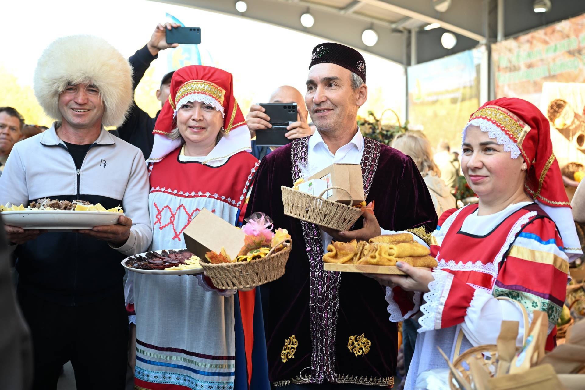 Минниханов в Казани посетил ярмарку с продукцией от студентов и школьников «Город мастеров»