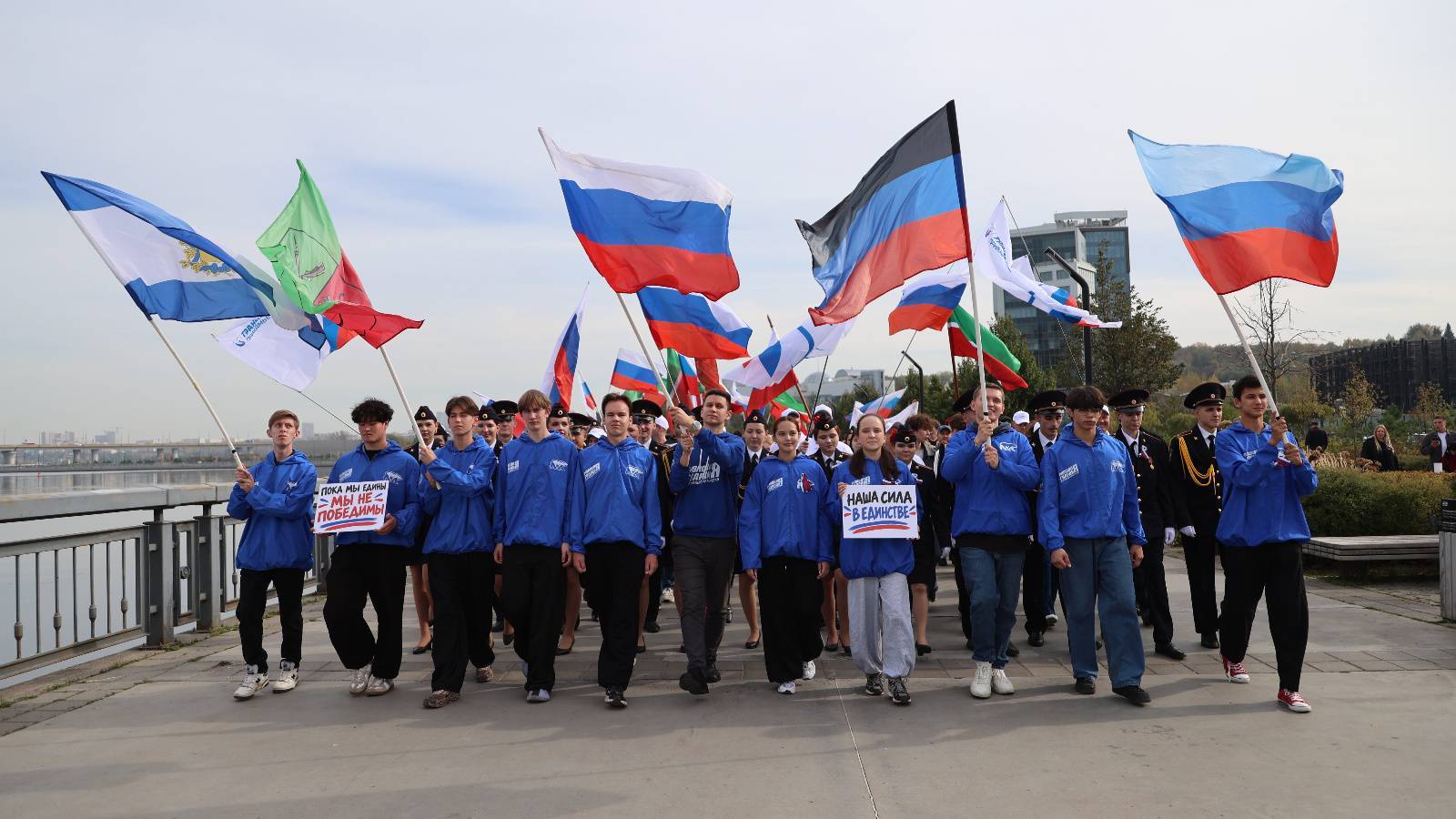 Колонна из 200 человек прошла с флагами по Казани в честь Дня воссоединения с новыми регионами