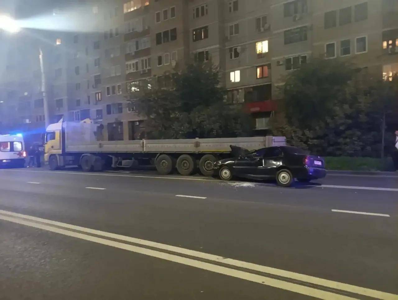 Пьяный водитель иномарки врезался в грузовик в Казани - пассажир погиб