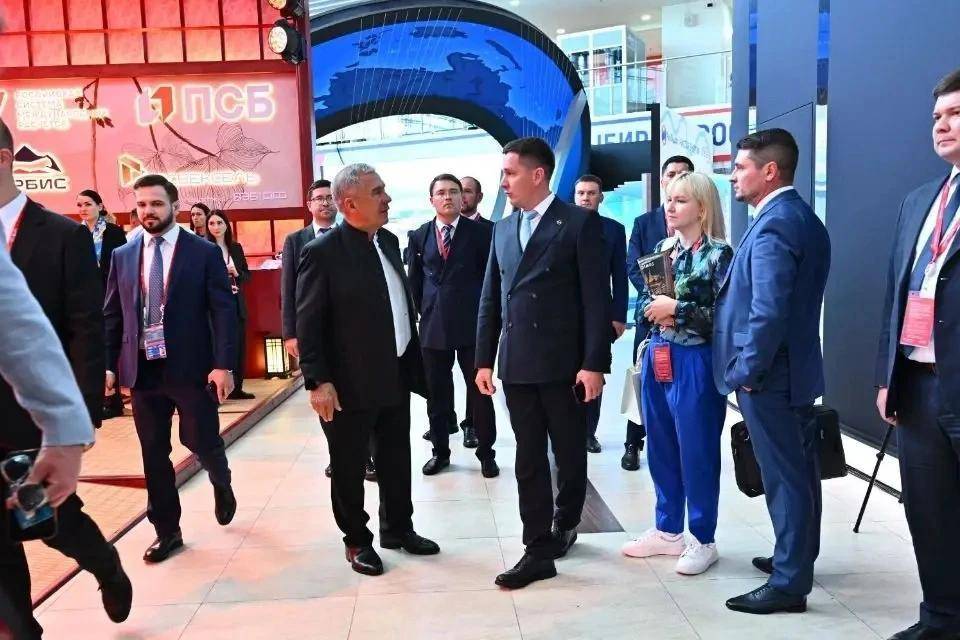 Рустам Минниханов прибыл во Владивосток и посетил выставку ВЭФ