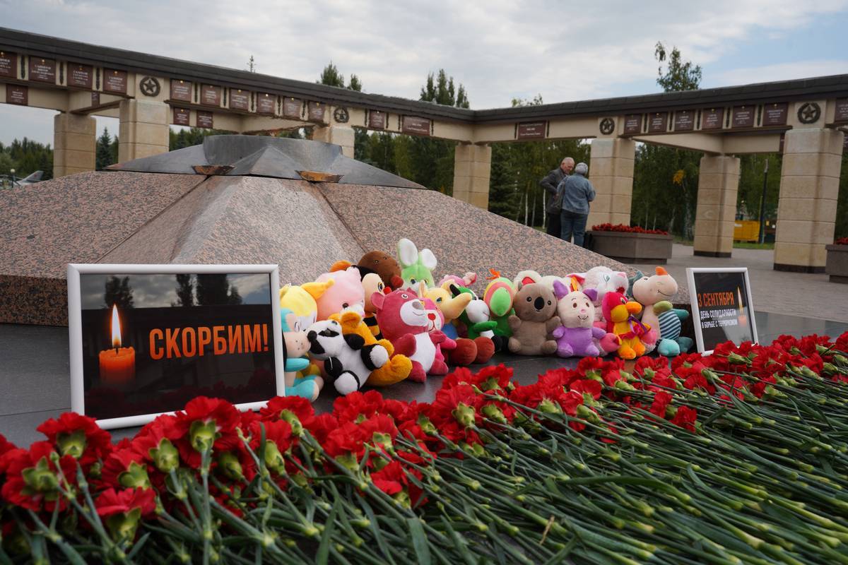 Порядка 300 казанцев пришли в парк Победы почтить память жертв терактов