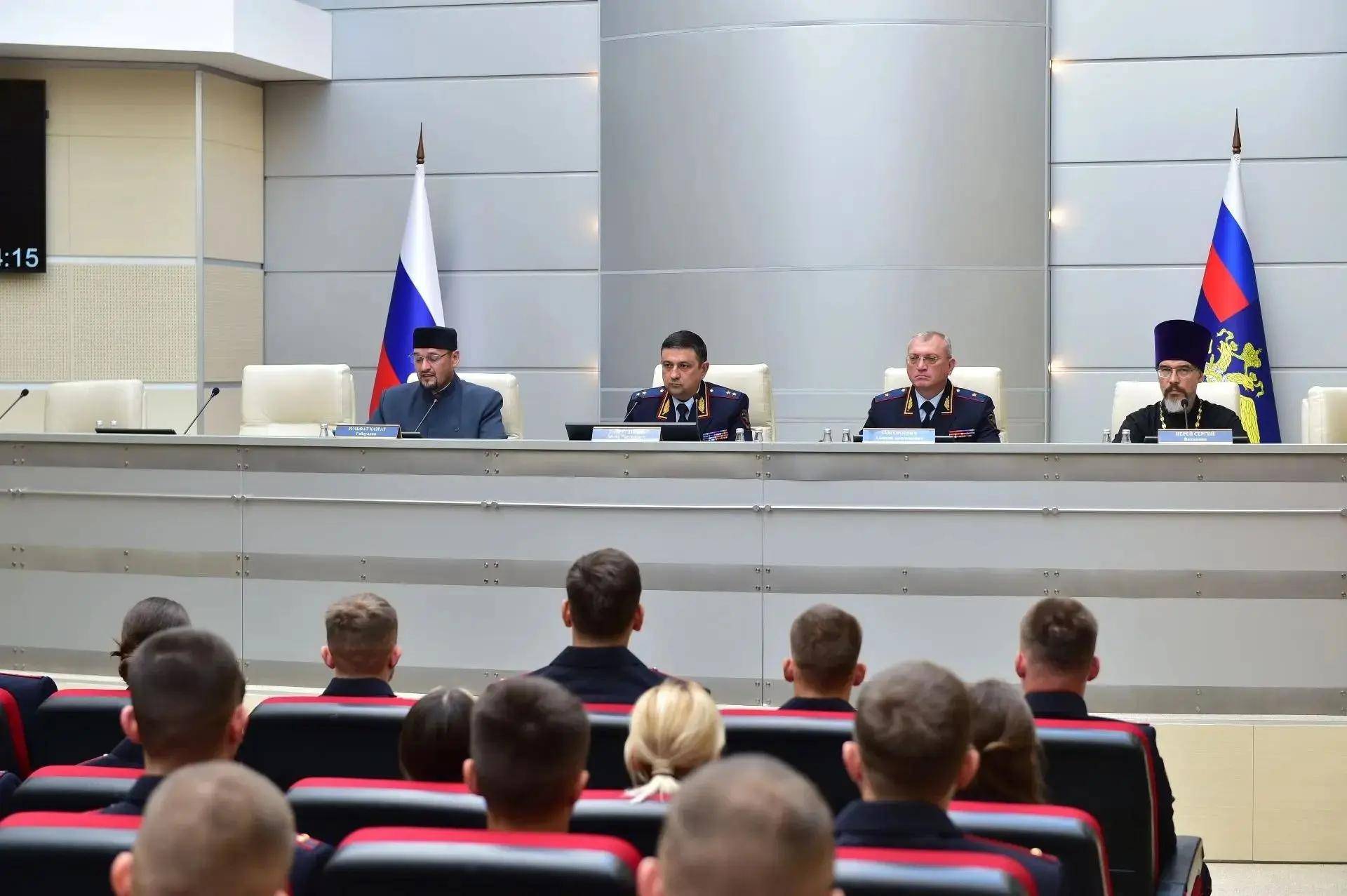 Министр внутренних дел РТ вручил удостоверения 52 молодым сотрудникам