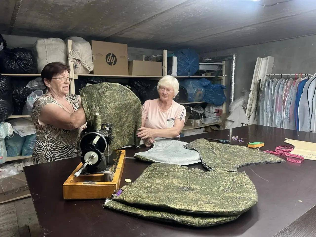 Волонтеры Лаишевского района завершили пошив партии пончо-антитепловизоров для бойцов СВО