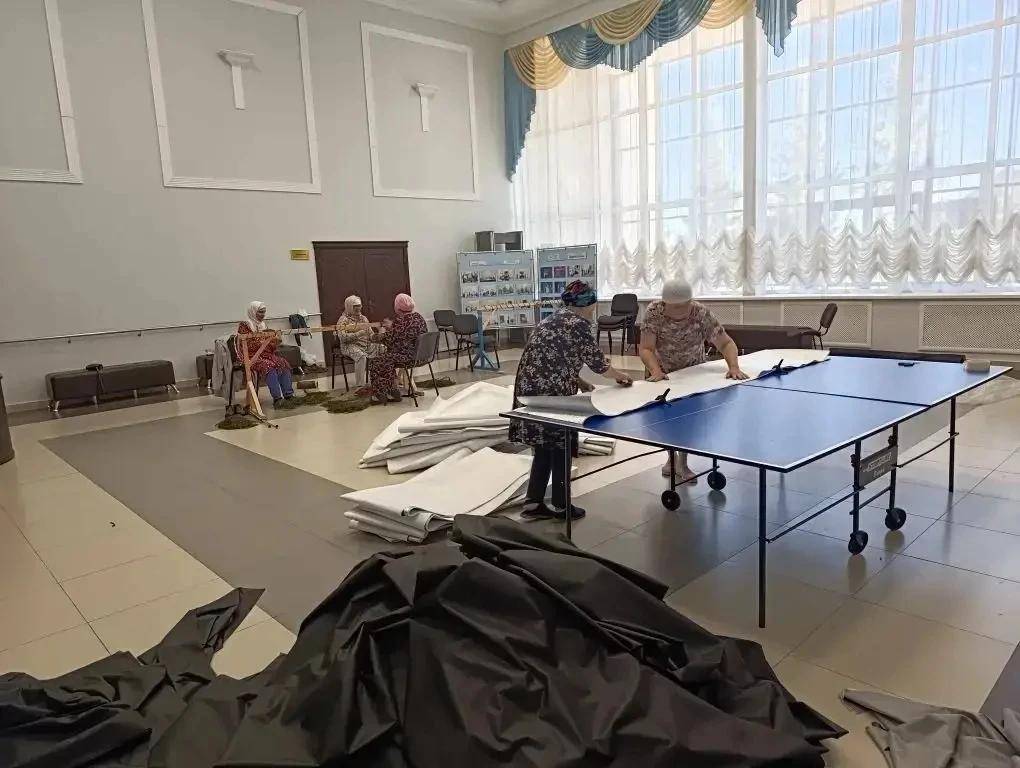 Волонтеры Лаишевского района завершили пошив партии пончо-антитепловизоров для бойцов СВО