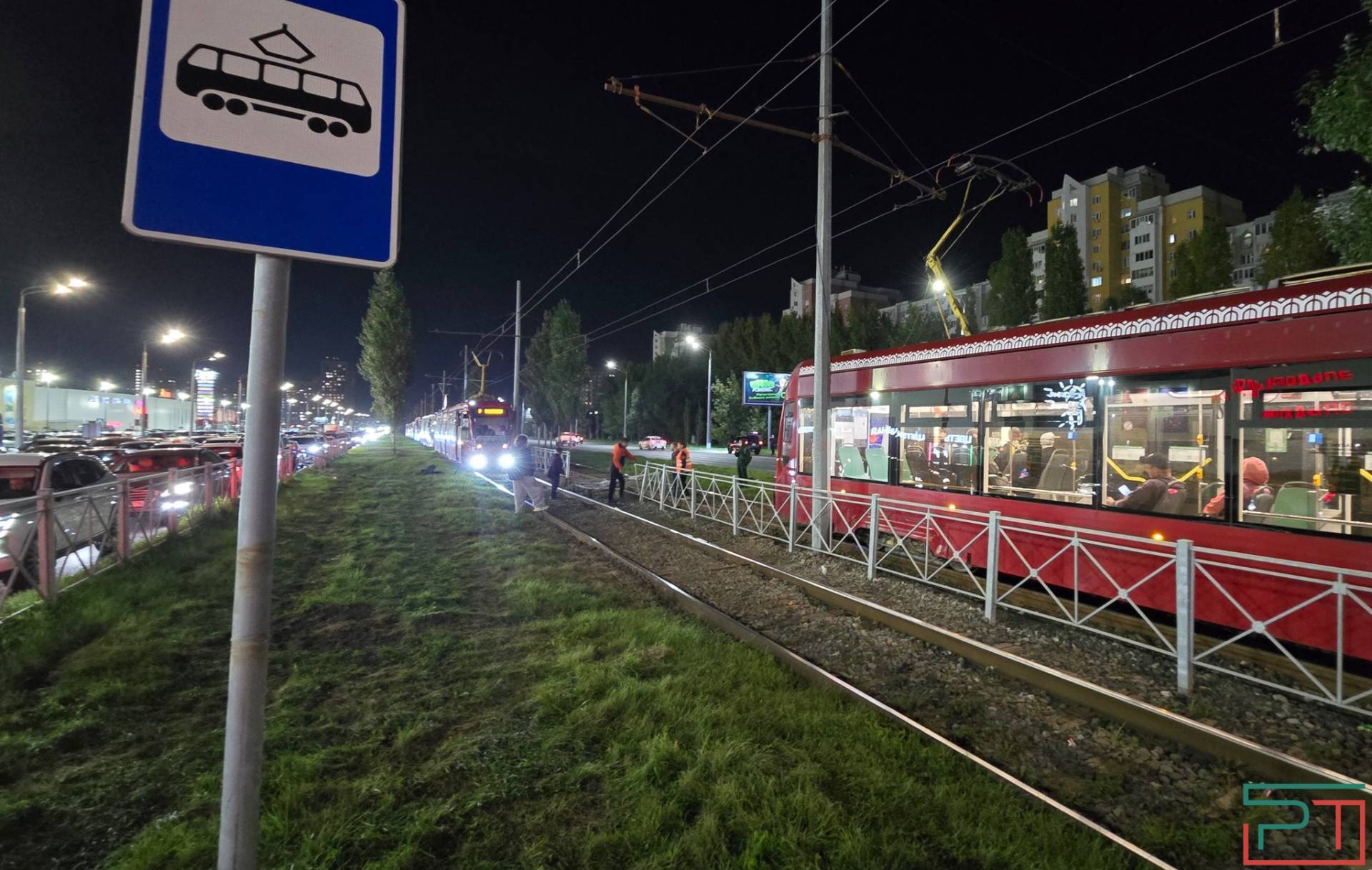 Иномарка вылетела на рельсы на проспекте Победы в Казани, встали трамваи - фото