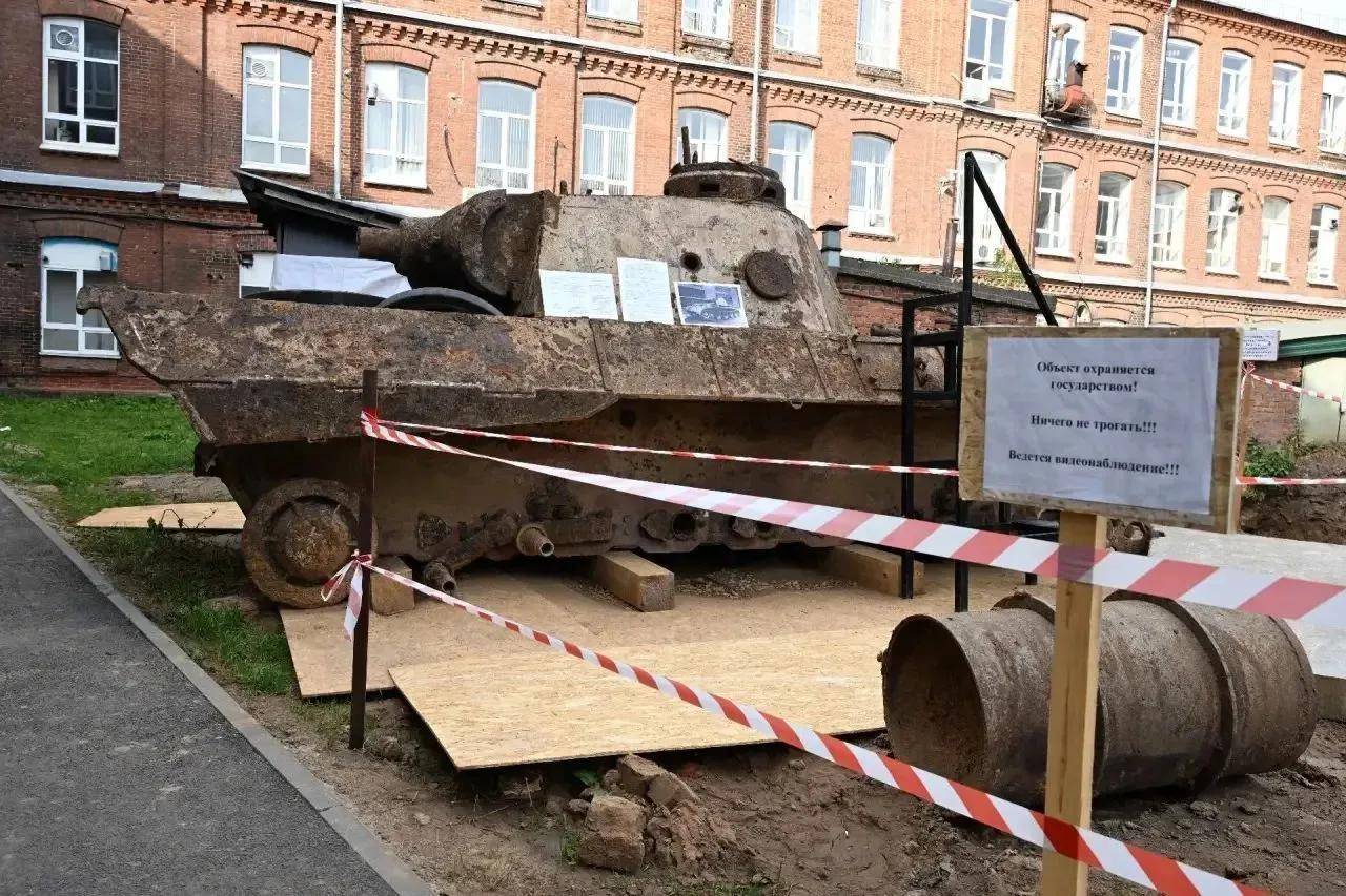 Минниханов осмотрел найденный в центре Казани немецкий танк «Пантера»