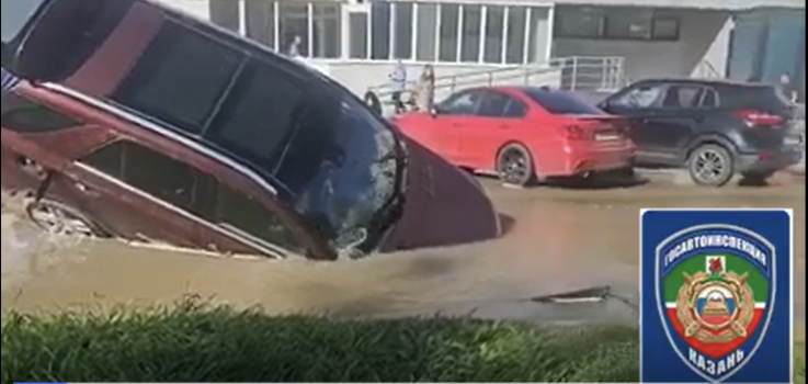 Автомобиль утянуло в провал на дороге на ул.Адоратского в Казани — видео