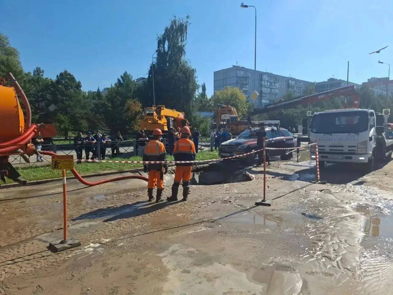 «Водоканал» приступил к устранению потопа на ул.Адоратского в Казани