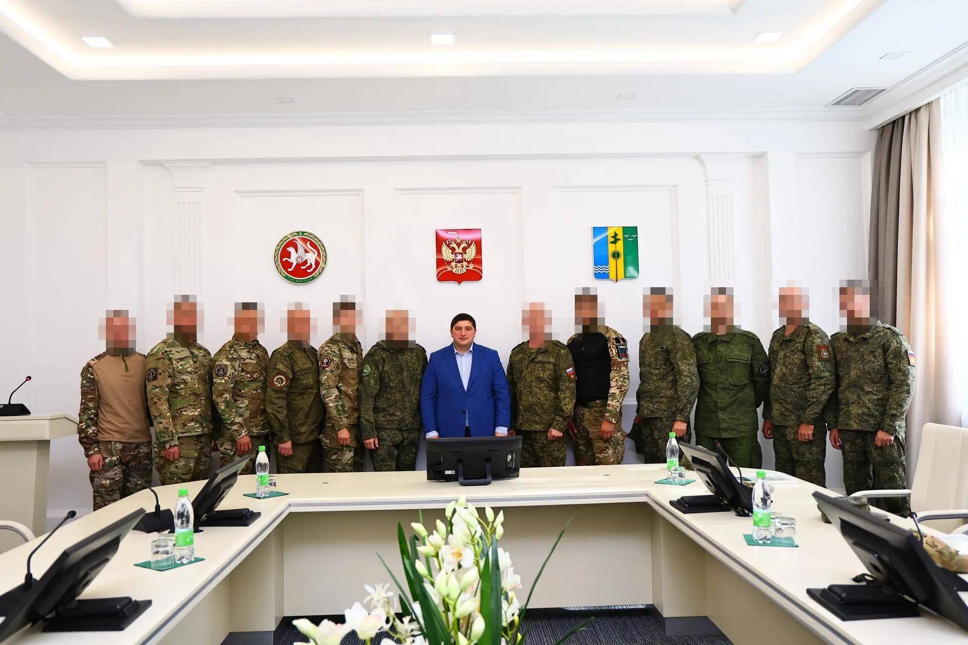 Мэр Нижнекамска вручил благодарности бойцам мобильных огневых групп