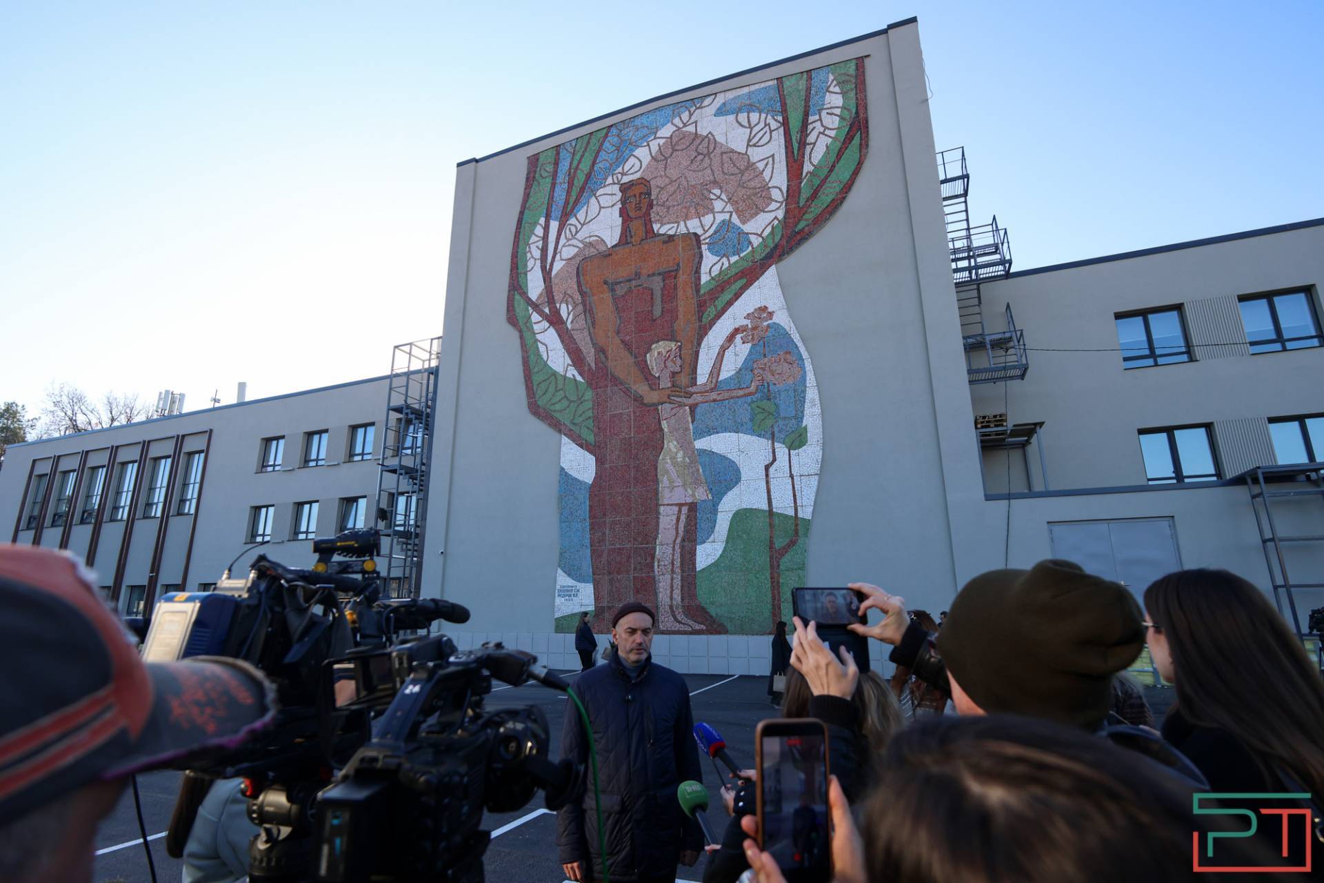 На фасаде ДК химиков завершили реставрацию советской мозаики «Посадим сады!»