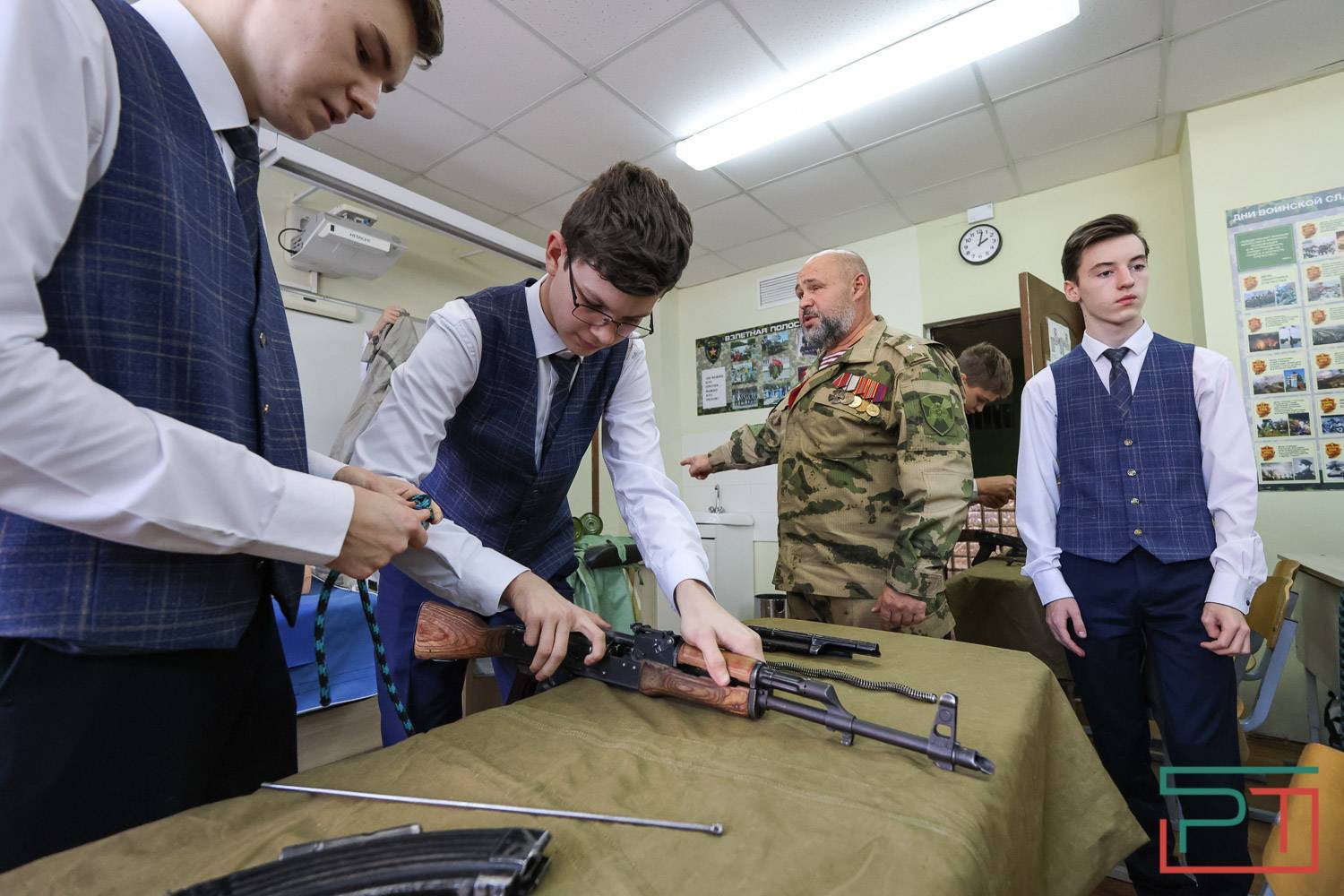 Как проходит урок начальной военной подготовки в казанской школе