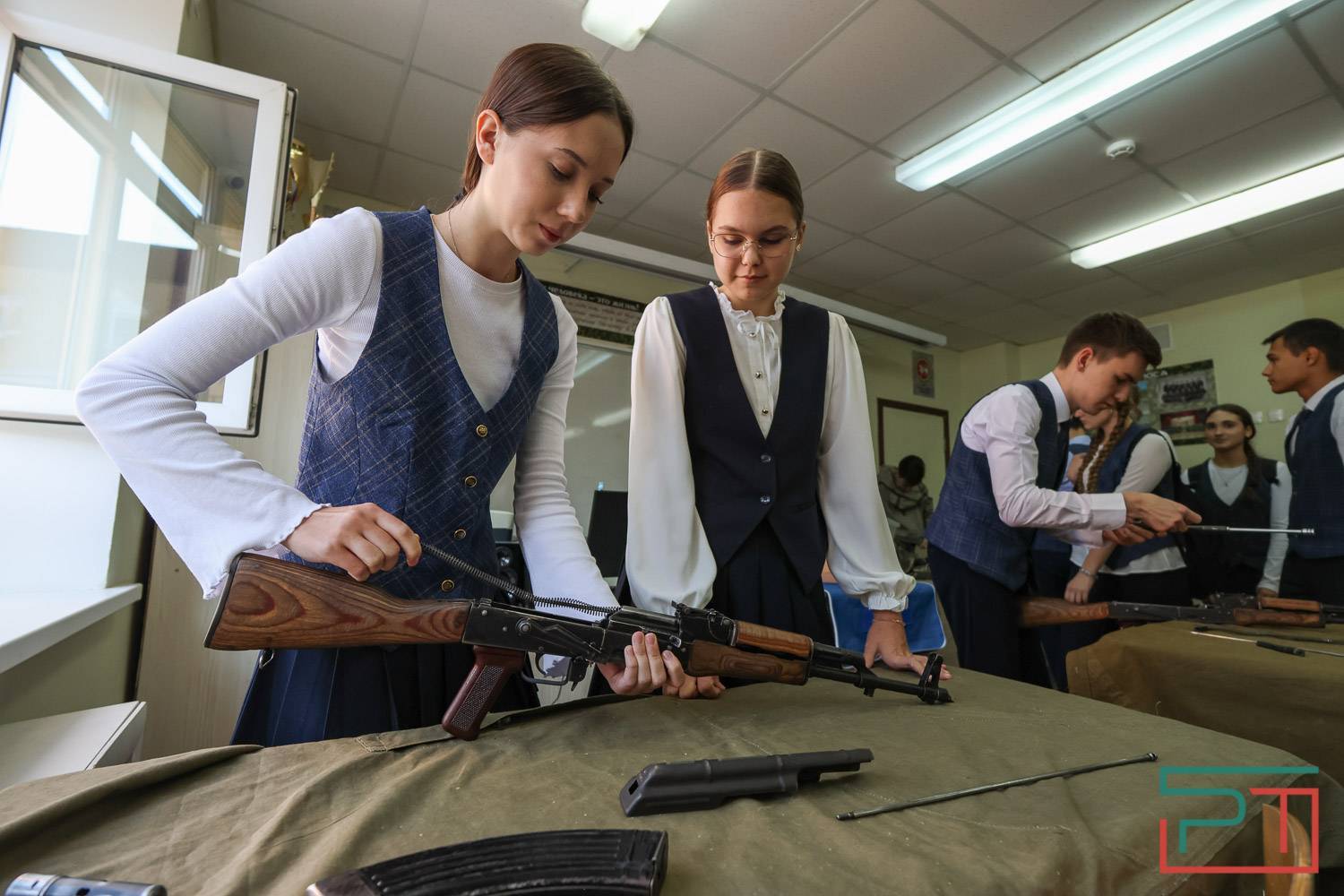 Как проходит урок начальной военной подготовки в казанской школе