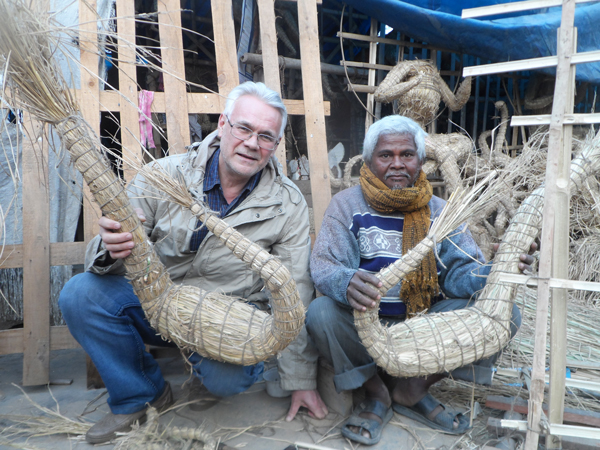 С мастером по плетению из соломы и тростника.