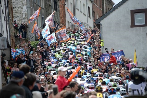 Liège Bastogne Liège 2015 - 25/04/2015 – Liège / Ans - 253Km – Belgique – Le peloton dans l'ascension de la côte de Saint-Roch