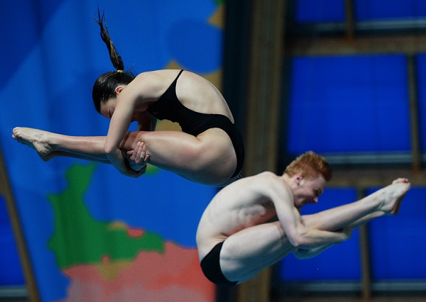 2671663 02.08.2015 Элизабет Цуи и Лиам Стоун (Новая Зеландия) в соревнованиях по синхронным прыжкам в воду с трамплина 3 м среди смешанных дуэтов на XVI чемпионате мира по водным видам спорта в Казани. Александр Кряжев/РИА Новости