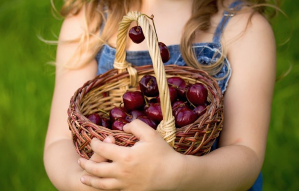 ребенок и ягодя