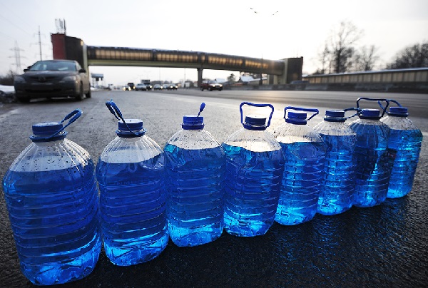 1336281 11.01.2013 Несанкционированная продажа незамерзающей жидкости для автомобилей на МКАДе в Москве. Рамиль Ситдиков/РИА Новости