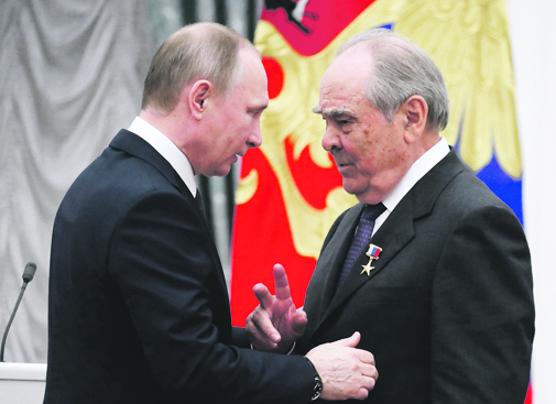 Россия. Москва. 28 апреля 2016. Президент РФ Владимир Путин и государственный советник Республики Татарстан, председатель Попечительского совета некоммерческой организации