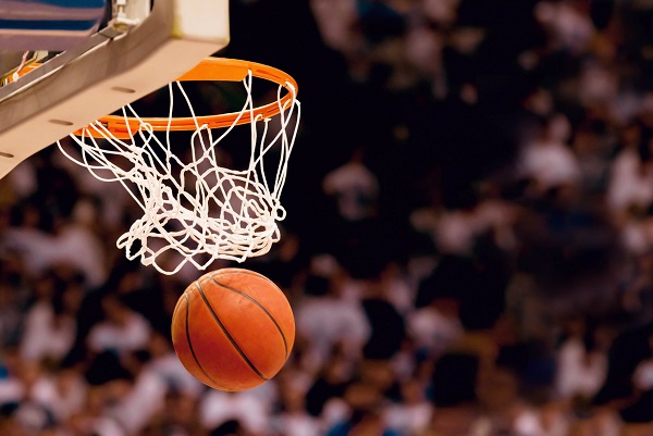 sport-basketball-basketbol-igra-koronnyj-brosok-jam-shhit-korzina-popadanie-myacha-kolco-stadion-zriteli-bolelshhiki-razmytost-boke-wallpaper