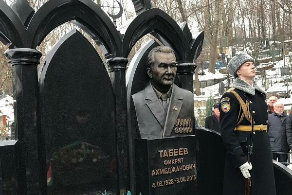 Памятник Табееву