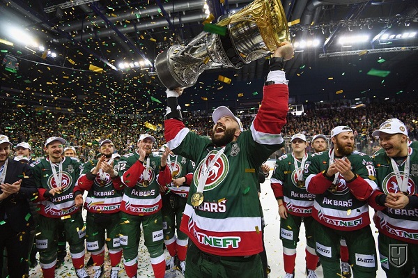 832697-igroki-ak-barsa-radujutsja-prazdnujut-pobedu-v-matche-finalnoj-serii-plej-off-kubka-gagarina