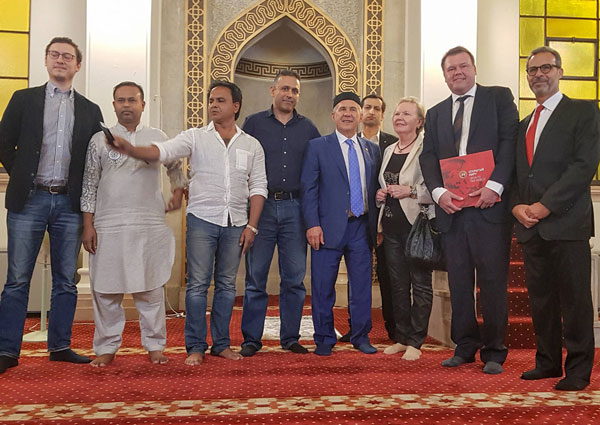 Рустам Минниханов посетил историческую мечеть в городе Кобе.