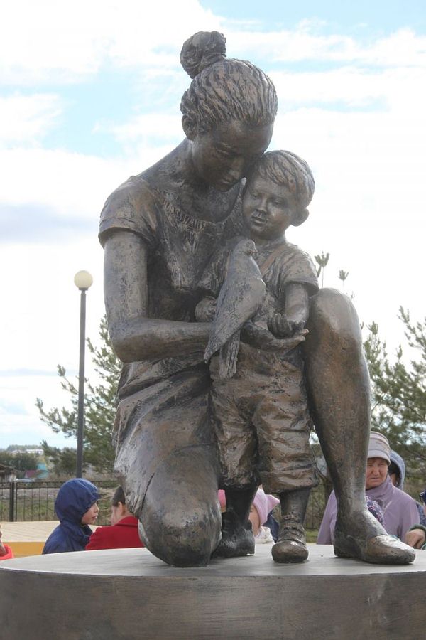 памятник матери